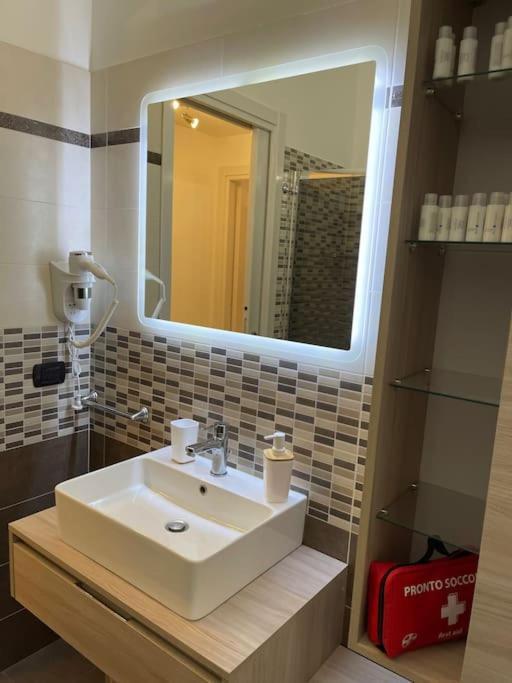 Nel Quartiere Bayres Suite Completamente Rinnovata Mailand Exterior foto